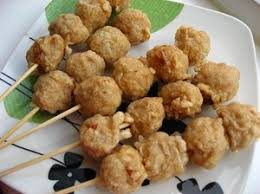 One of the trick to get a crispier meatballs is to ensure the meat mixture is cold while the oil for deep frying is hot. Peluang Bisnis Baso Ayam Goreng Dan Analisa Usahanya