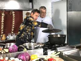 În fiecare sâmbătă seară, tvr1 vă invită la o oră magică. Sezon Nou PoliticÄƒ Si DelicateÅ£uri La Tvr 1 Emisiunea Isi SchimbÄƒ Locul De Filmare