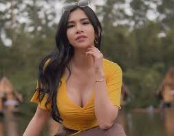 Dia merupakan presenter olahraga dan juga aktris yang berasal dari kota bandung. Maria Vania Tunjukkan Kemolekan Tubuhnya Lewat Tari Jaipong Warganet Dibuat Kelepek Kelepek Poskota Co Id