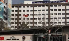 İstanbul emniyet müdürü mustafa çalışkan, silivri emniyet müdürü hakan çalışkan'ın makamında ölü bulunmasıyla ilgili i̇lçe emniyet müdürlüğüne gelerek bilgi aldı. Istanbul Emniyeti Nde 113 Rutbeli Polisin Yeri Degistirildi Tele1