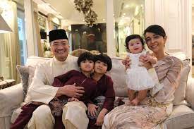 Na tron wstąpił po abdykacji swojego ojca ahmada szacha 15 stycznia 2019. Seronok Bercampur Bimbang Santuni Normal Baharu Aidilfitri Muka 10 Berita Harian