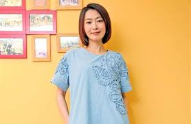 蕭薔 （1968年8月13日 － ），本名 蕭秀霞 ，2013年改名 蕭盈盈 ，女，祖籍福建福州 籍貫 臺北市 ，出生於 新北市 永和區 ， 臺灣 模特兒 、 演員 ，有「蕭大美女」之稱。 ä¾¯æ€¡å›42æ­²ç´ é¡æ¨£è²Œæ›å…‰ç¶²å‚»çœ¼ å¤ªé©šäººäº† å¨›æ¨‚ ä¸­æ™‚æ–°èžç¶²