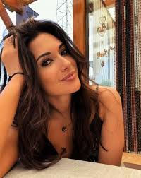 I'm not a regular mom.. I'm a cool mom 😎 No Botox, no filters, no surgery 