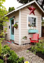 A Turquoise Craft Space That S Not Afraid Of Color Tippy Stockton S Studio Kleine Schuppen Hintergarten Gartenhaus