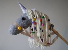 Magische Spielidee Einhorn Steckenpferd Selber Machen Mytoys Blog Steckenpferd Basteln Steckenpferd Stockpferd Basteln