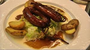 Heute Gibt Es Bratwurstringe An Rahmwirsing Mit Angeschwenkten Schnippelkartoffeln Das Rezept Stammt Vom Landhotel Ge Rahmwirsing Rezepte Lebensmittel Essen