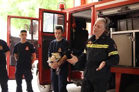 Σε εγρήγορση βρίσκονται και σήμερα οι αρμόδιες αρχές και την παρασκευή, καθώς είναι πολύ υψηλός ο κίνδυνος εκδήλωσης πυρκαγιών σε οκτώ περιφέρειες, μεταξύ των οποίων και η. Ta Nhpia Episkefthkan Thn Pyrosbestikh Yphresia Deutsche Schule Thessaloniki Germanikh Sxolh 8essalonikhs