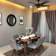 Mulai dari lampu, lemari, kursi, karpet, gorden, meja, dan lantai semuanya punya warna yang sama. Deko Ruang Makan Desainrumahid Com