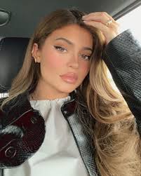 Pin By Wilma On Kylie Jenner 3 In 2020 Kylie Jenner Hair Color Kylie Jenner Outfits Kim Kardashian Kylie Jenner