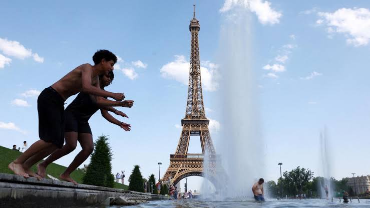 Alerta máxima: hallan a dos niños muertos en un auto en medio de la ola de calor extremo en Francia - France 24