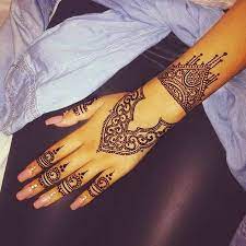 Henna comes in a powdered form, and you must mix this with water before you can apply it to your hair. Unique Henna Tattoo On Girl Right Hand