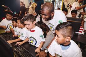 Even more than michael jordan, allen iverson influenced cp3 as a youngster. Chris Paul Gave Gift Of Technology To Kids In South L A Before Leaving Clippers