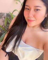 Elisa Howell's Instagram, Twitter & Facebook