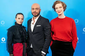 Zum einen verschwindet aus einer klinik kurz nach der geburt ein baby und vor einem verlassenen industriebau liegt ein toter. Bremer Tatort Team Neue Tv Kommissare Lernen Polizeiarbeit Kultur Stuttgarter Zeitung