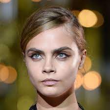 Spätestens seit cara delevingne mit ihren buschigen augenbrauen zum topmodel avancierte, liegen dicke brauen wieder schwer im trend. Trend Look Buschige Augenbrauen Wie Cara Delevingne Bunte De