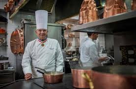 A l'intérieur du poulet, poivrer légèrement, y mettre le thym et le laurier. La Soupe V G E Et Autres Specialites Emblematiques De Paul Bocuse Le Parisien