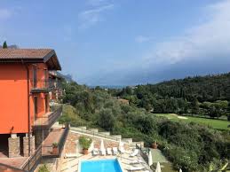 In Italien 1 Schlafzimmer Fur Bis Zu 4 Personen Haustiere Hunde Auf Anfrage Pool Vorhanden Tv Vorhanden Rau Ferienhaus Gardasee Ferienwohnung Ferien