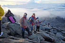 Gunung kinabalu yang terletak di sabah ini merupakan puncak tertinggi di malaysia dan puncak tertinggi di asia tenggara yang ketinggiannya mencecah 4,095 meter dari aras laut. Pendakian Gunung Kinabalu Tak Seperti Mendaki Gunung Gunung Di Indonesia