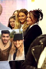 Scroll on for more details surrounding the pregnancy announcement. Perrie Edwards Starportrat News Bilder Gala De