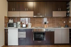 Esta moderna cocina pertenece al hogar de una pareja joven con una hija adolescente. Como Distribuir Los Electrodomesticos En La Cocina Boxmotions