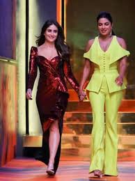 Priyanka Chopra And Kareena Kapoor Light Up The Finale Episode Of Koffee With Karan Hungryboo Bollywood Girls Most Beautiful Bollywood Actress Kareena Kapoor