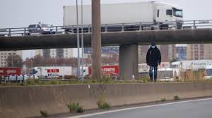 A cause de ses nombreux tunnels, elle peut se transformer en piège pour les. Notre Video Des Migrants Marchant Sur L Autoroute A16 A Calais Et Coquelles