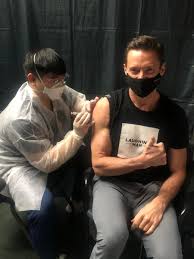 Ryan reynolds tells the project that hugh jackman's nice guy persona is not all it seems. Hugh Jackman On Twitter Wolverine S Healing Ability Can T Save Me From Covid But The Vaccine Can Get It