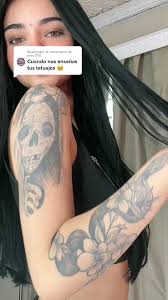 Chica Enseña Tatuajes Abajo