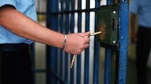 Dopo la rivolta in carcere e l'intervento dei carabinieri che stanno indagando su alcuni poliziotti per violenze, 130 agenti sono in malattia per stress. Pibklgf Uli6rm