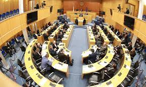 Ένταση και μικροεπεισόδια σημειώθηκαν στο χώρο της βουλής, όπου συνεδριάζει η επιτροπή θεσμών και αξιών, με κύριο αντικείμενο το θέμα των αξιογράφων.στην είσοδο του κτιρίου εισήλθαν. Politikh H Ka8hmerinh Mobile