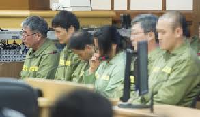 살인 혐의를 받는 피의자 신분이었지만 뜻밖에도 '해경 직원'의 집에 머물렀다. ì´ì¤€ì„ ì„ ìž¥ ì‚´ì¸ì£„ ì„ ê³ ë¬¸ ì½ë‹¤ ìš¸ë¨¹ì¸ ìž¬íŒìž¥