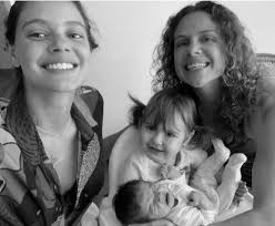 Com saudades de Laura Neiva e de Maria, Michele França lamenta na web: "5  meses 10 dias sem vocês"