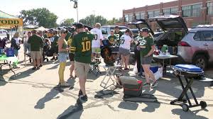Fans swarm Lambeau Field for first tailgate of Packers season