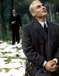 Aldo moro (gian maria volonte), chief of italy's christian democrats, pulls political factions together, then is kidnapped and murdered. Il Caso Moro 1986 Imdb