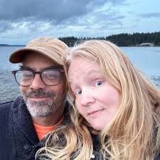 Do zinnias like being planted amongst garlic?