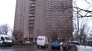 The suspect in the bronx, new york, shooting that injured one man and sent two siblings scrambling for cover was taken into custody at 6 a.m. 73 Year Old Woman Attempting To Go Up Stairs During Co Op City Power Outage Dies After Oxygen Tank Runs Out Abc7 New York