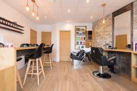 Il y a beaucoup de choses spéciales pour faire de la coiffure, du maquillage et d'autres services de beauté. Beauty Bar Gennevilliers Le Salon Du Village Coiffure A Gennevilliers Hauts De Seine Treatwell