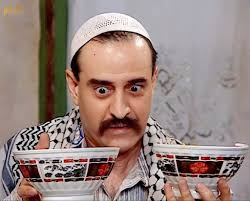 بالصورة في #زبدية زبدية التي لم تصنع منها الصين سوى قطعتين فقط .. ١_قطعة  للأمانة . ٢_وقطعة للمخـرز المشهد الشهير من مسلسل " ليالي الصالحية " الذي  مضى عليه 21 عاماً 😩