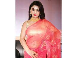 Radhika apte is a perfect example of beauty with brains. Vxzqeodf4tff M