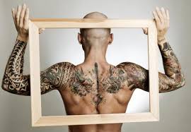 / seit neustem zieren ein kompass und eine weltkarte seinen linken arm!. Tattoos Wem Gehort Die Kunst Auf Meiner Haut Wissen De