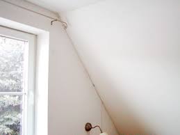 Immer häufiger setzen sich die kleinen sporen an den wänden, türen und böden ab und sorgen so für eine schnelle vermehrung, die gesundheitliche. Schimmel Im Dachgeschoss Schimmelpilz In Dachwohnung Hausgutachter