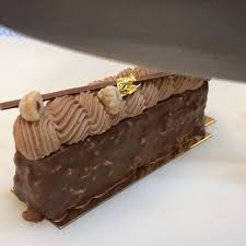 La Decoupe De Mon Dessert Prefere Liselotte Biscuit Moelleux Aux Noisettes Croustillant Praline Noisette Soft Caramel Beurre Sale Creme Desserts Food Cake