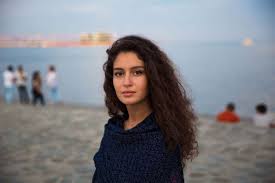 Aserbaidschan klopft sich gegenseitig auf die schulter, sie scheinen zufrieden, unser team zeigt auch nicht mehr freude. Azerbaijan Mihaela Noroc The Atlas Of Beauty Portrats Gesicht Fotos