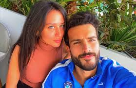 نشر النجم السعودي مهند الحمدي صورة جديدة كشف من خلالها عن ملامح وهوية خطيبته على الرغم من أنه لم ينشر صور واضحة لها بعد إلا أن الجمهور لاحظ أن مدونة الموضة فرح مراد قد نشرت نفس صورة مهند مع نفس التعليق وهو: Pgh34ct Mg Mem