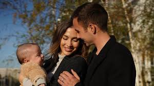 Aici gasesti cele mai noi stiri, comentarii si analize din lumea sportului romanesc si international. Ann Kathrin Postet Erstes Familienfoto Mit Mario Und Rome Promiflash De