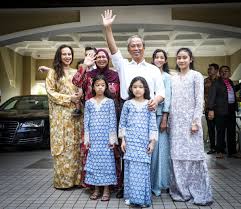 Beberapa trak besar juga dapat dilihat di luar. Tvs Sur Twitter Tvsnasional Kuala Lumpur 29 Feb 2020 Presiden Bersatu Tan Sri Muhyiddin Yassin Bersama Keluarga Melambai Ke Arah Media Selepas Pihak Istana Negara Mengeluarkan Kenyataan Bahawa Beliau Dipilih Sebagai
