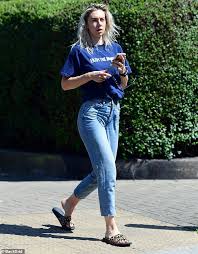 Vanessa kirby talks about her 'raunchy' scenes as princess margaret on the crown. Vanessa Kirby Schneidet Eine Lassige Figur Als She Schritte Heraus In Eine Kommen Speisen Mit Mir Inspirierte T Shirt Aktuelle Boulevard Nachrichten Und Fotogalerien Zu Stars Sternchen