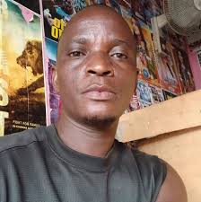 Haji manara "huwez kucheza klabu kubwa kama Simba alafu na mke kama  mpulumpalala"😂😂