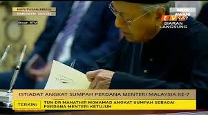 Setelah sumpah pernikahan dibacakan, mereka pun berciuman. Jabatan Penerangan Sabah On Twitter Istiadat Angkat Sumpah Perdana Menteri Malaysia Ke 7 Di Istana Negara