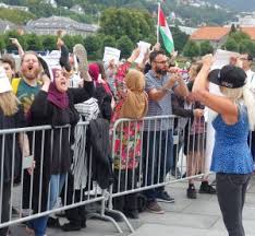 Demonstrasjon fra sian og motdemonstrasjon på eidsvolls plass. Aktiviteter Stopp Islamiseringen Av Norge Sian